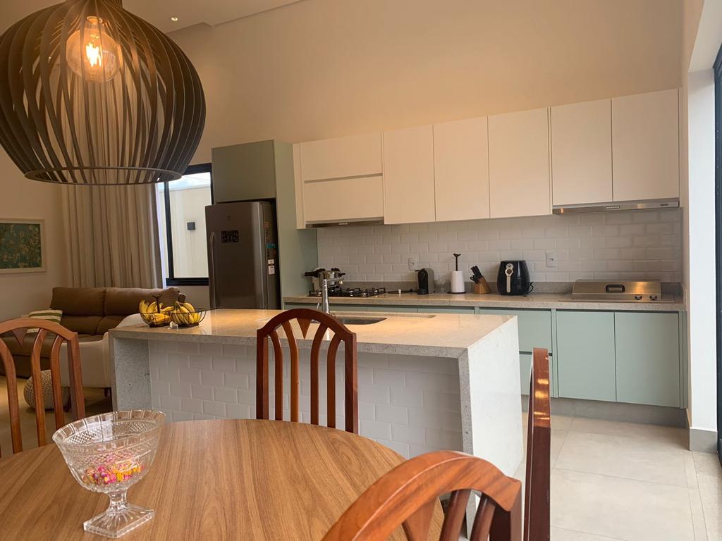 Casa a venda em condomínio fechado mobiliada