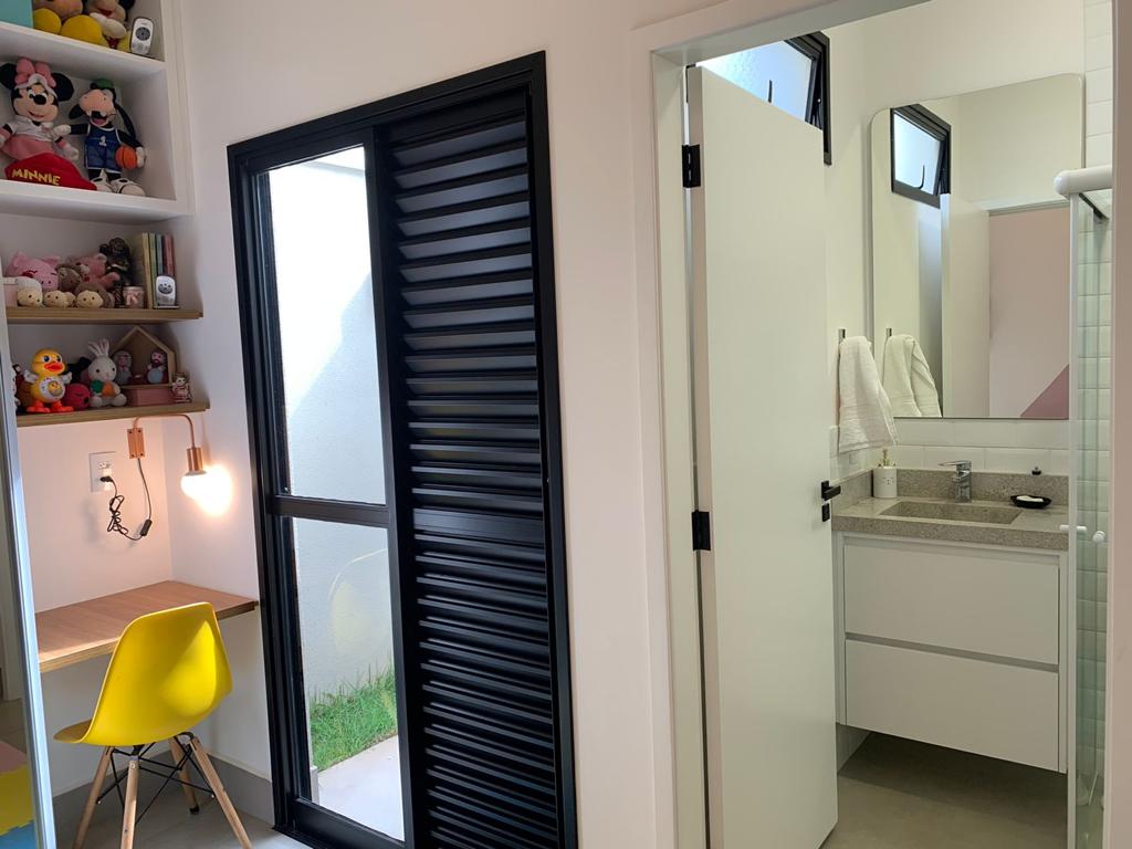 Casa a venda em condomínio fechado mobiliada