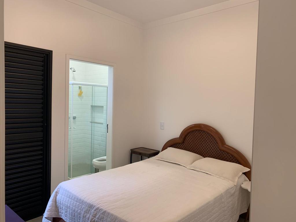 Casa a venda em condomínio fechado mobiliada