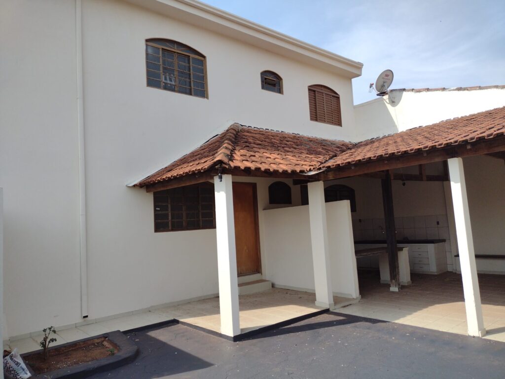 Casa a venda, 100 metros da Represa Municipal