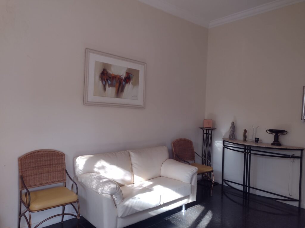 Aluga-se na Vila Santa Cruz de esquina consultório/escritório $ 3.000,00 mobiliado ou não