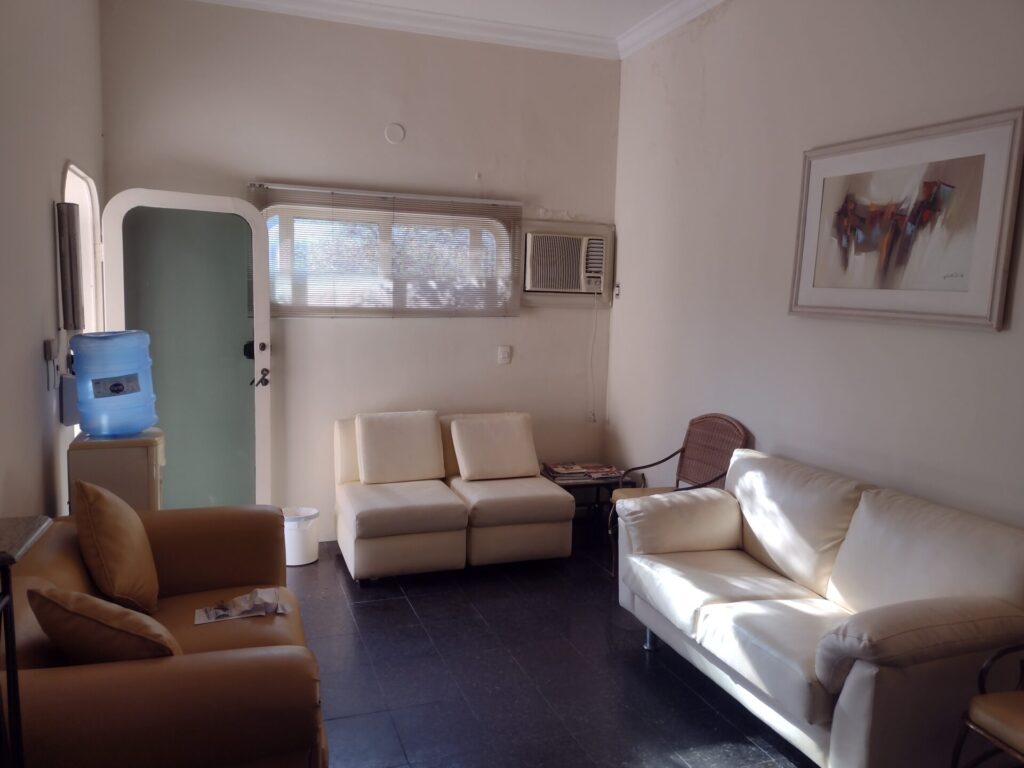 Aluga-se na Vila Santa Cruz de esquina consultório/escritório $ 3.000,00 mobiliado ou não