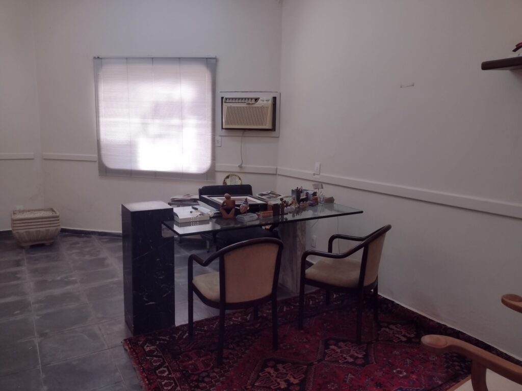 Aluga-se na Vila Santa Cruz de esquina consultório/escritório $ 3.000,00 mobiliado ou não