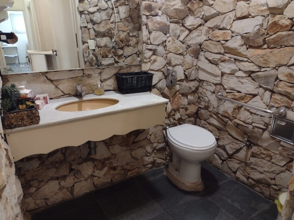 Aluga-se na Vila Santa Cruz de esquina consultório/escritório $ 3.000,00 mobiliado ou não