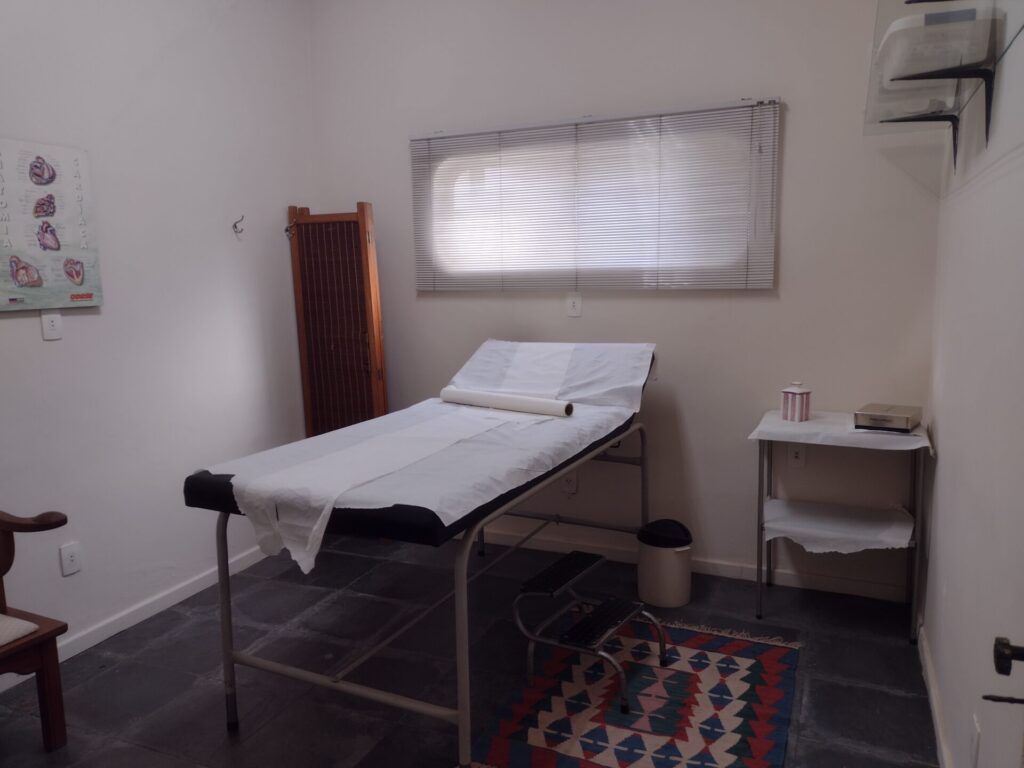 Aluga-se na Vila Santa Cruz de esquina consultório/escritório $ 3.000,00 mobiliado ou não