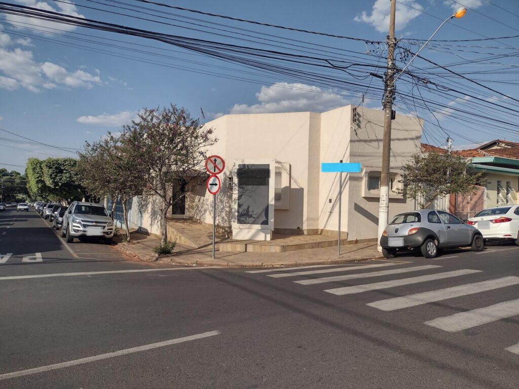 Aluga-se na Vila Santa Cruz de esquina consultório/escritório $ 3.000,00 mobiliado ou não