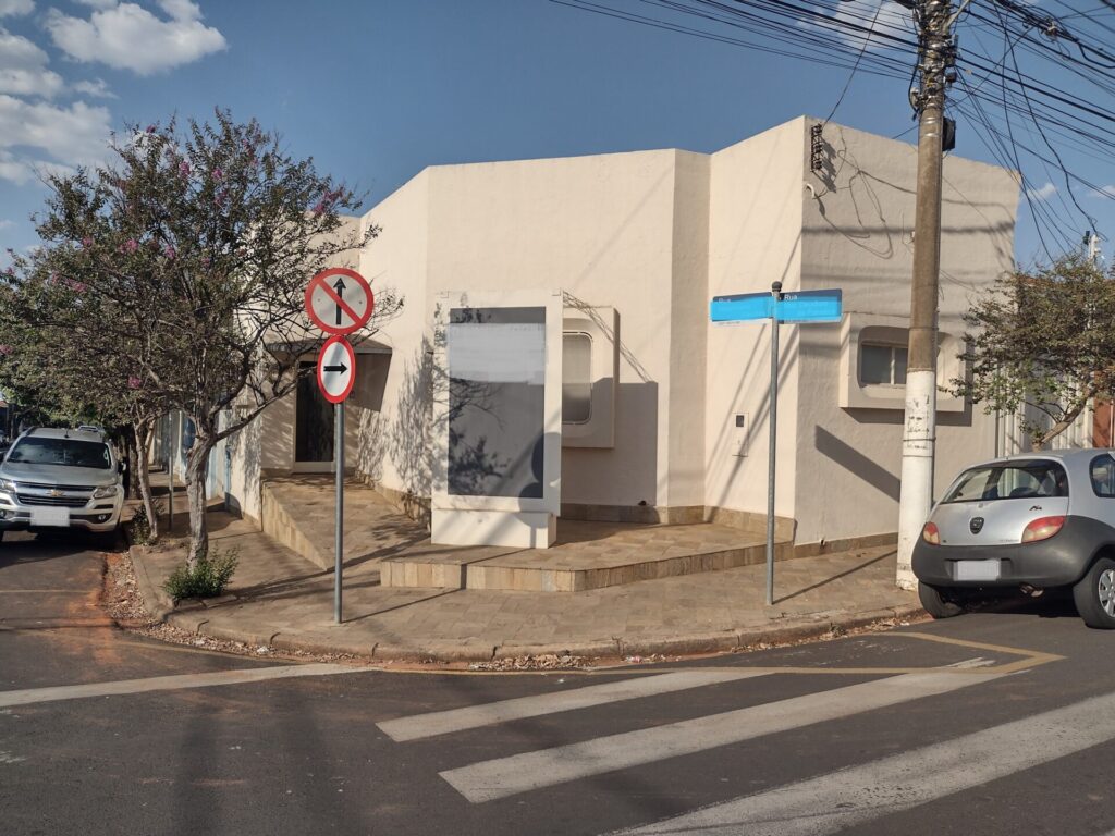 Aluga-se na Vila Santa Cruz de esquina consultório/escritório $ 3.000,00 mobiliado ou não