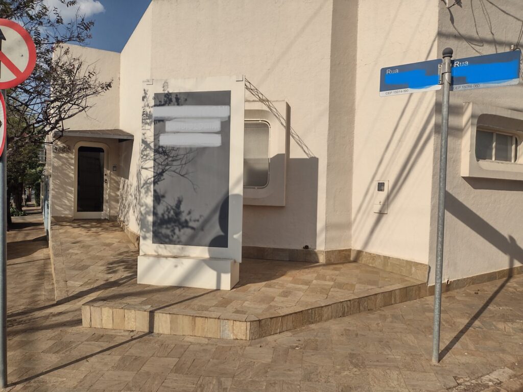 Aluga-se na Vila Santa Cruz de esquina consultório/escritório $ 3.000,00 mobiliado ou não