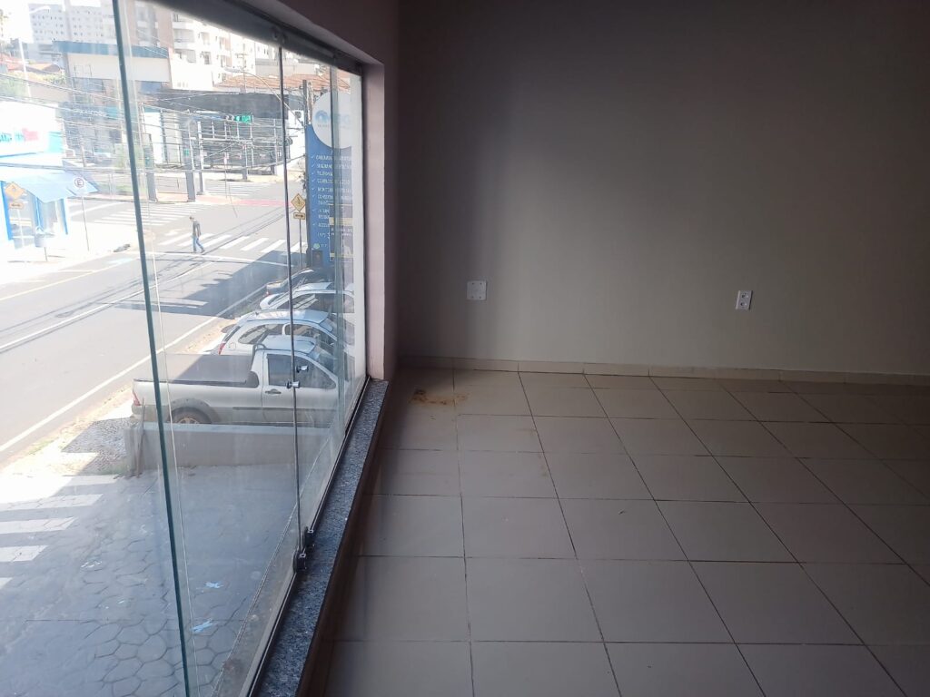 Aluga-se Sala Comercial Térrea no Centro $ 3.000,00