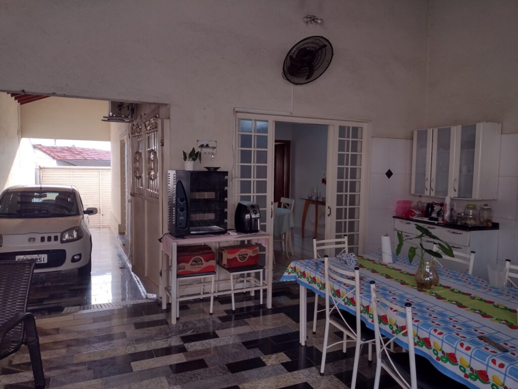 Vende-se Casa c/ edícula + salão na Vila Maceno $ 450.000,00