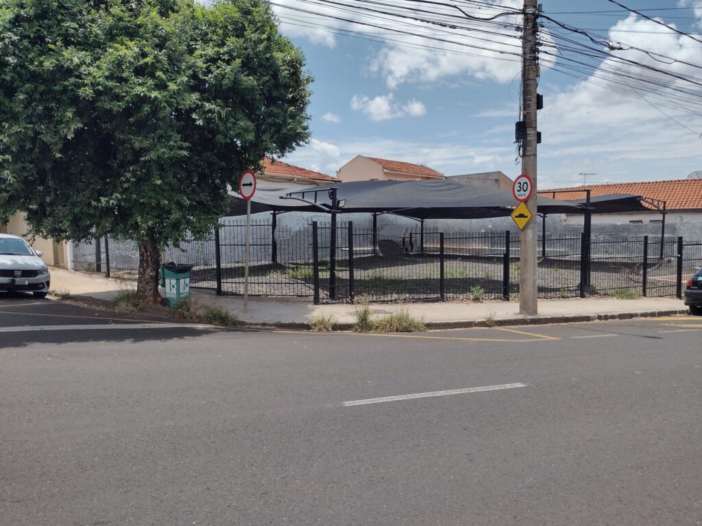 Aluga-se Imóvel Comercial de esquina na Santa Cruz $ 3.000,00