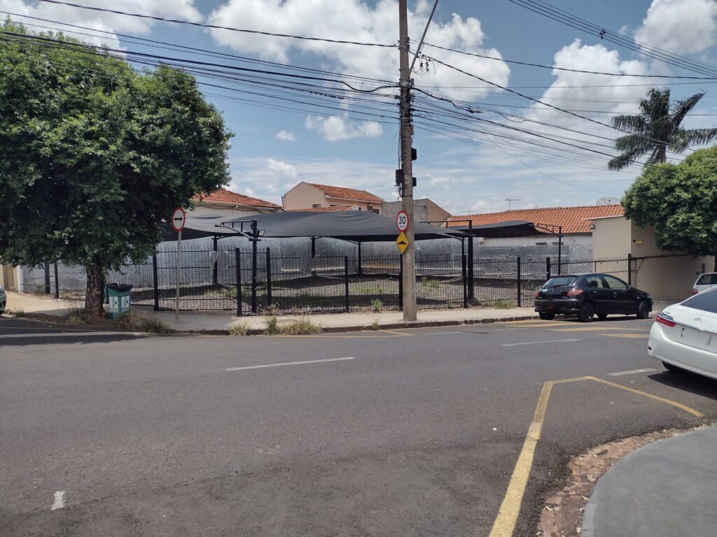 Aluga-se Imóvel Comercial de esquina na Santa Cruz $ 3.000,00