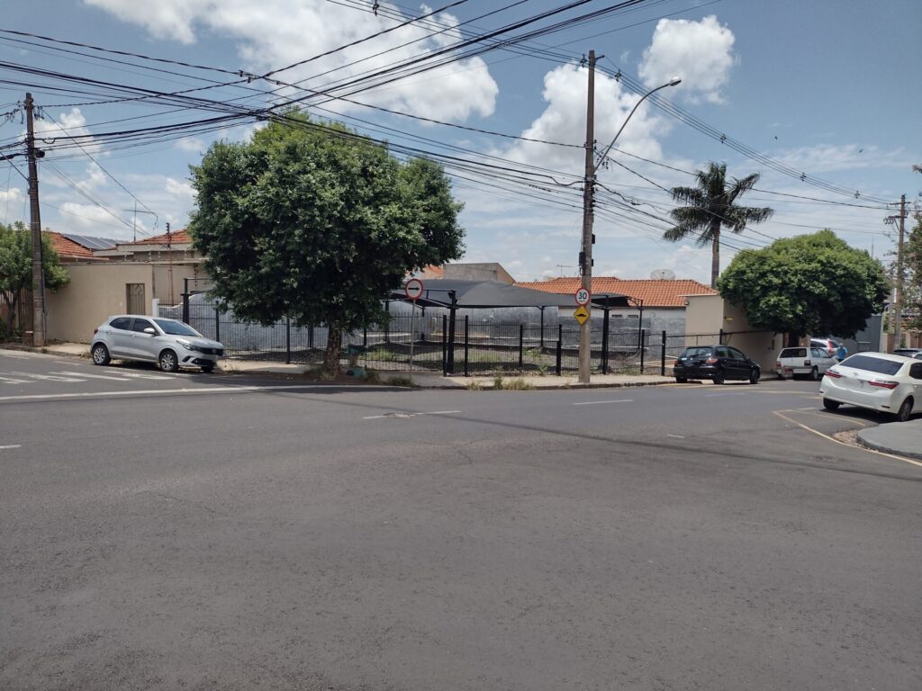 Aluga-se Imóvel Comercial de esquina na Santa Cruz $ 3.000,00