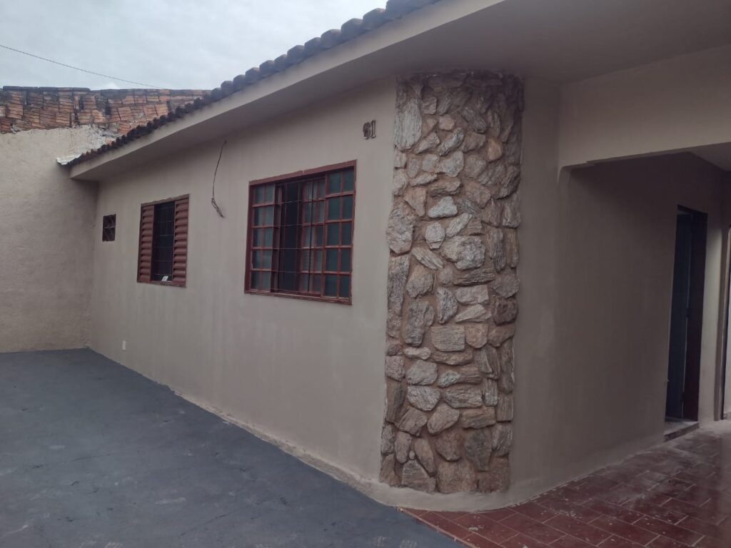 Vende-se ótima casa no Jd, das Oliveiras $ 175.000,00