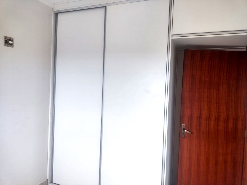 Aluga-se Apto c/ elevador de 2 dormitórios 2 garagens $ 1.500,00