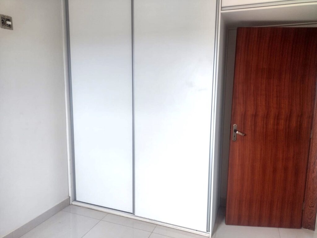 Aluga-se Apto c/ elevador de 2 dormitórios 2 garagens $ 1.500,00