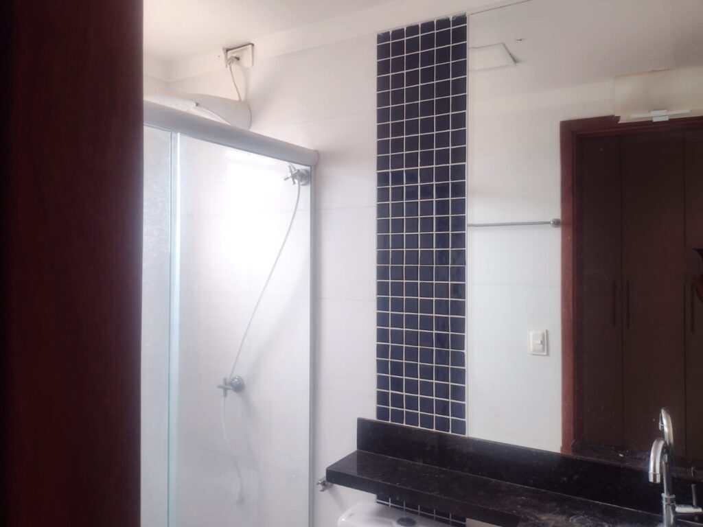 Aluga-se Apto c/ elevador de 2 dormitórios 2 garagens $ 1.500,00