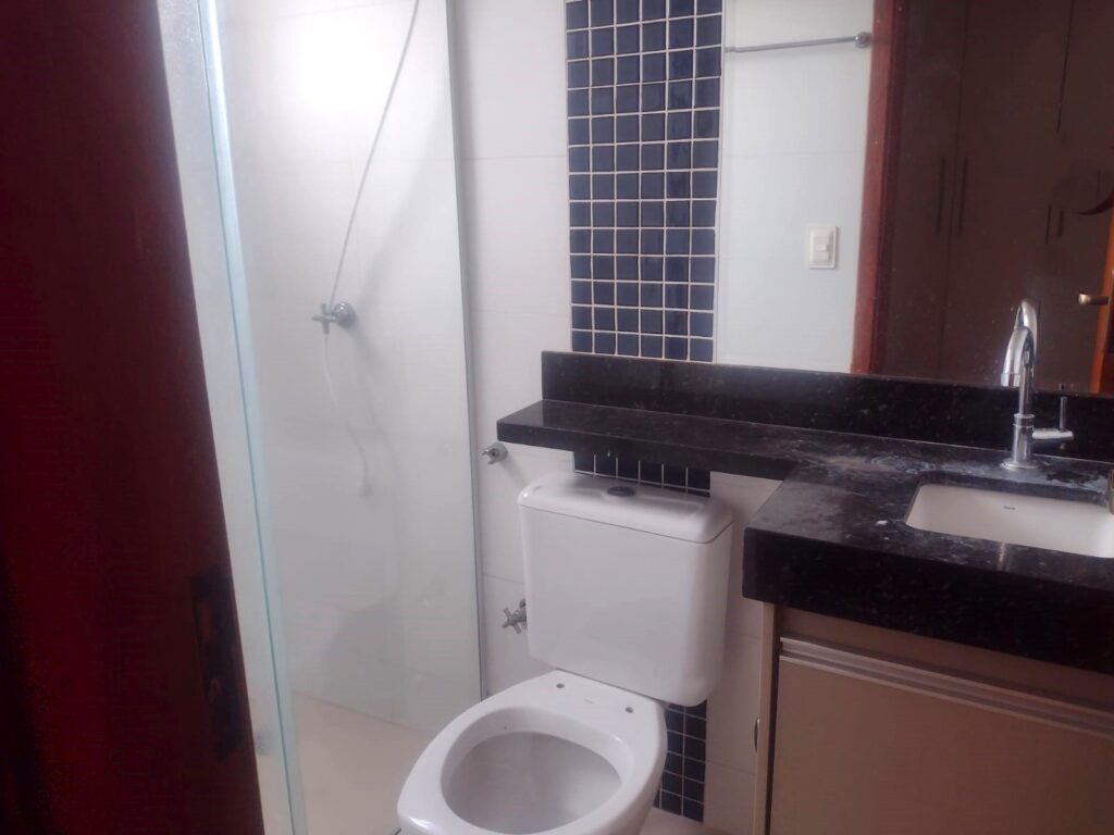 Aluga-se Apto c/ elevador de 2 dormitórios 2 garagens $ 1.500,00
