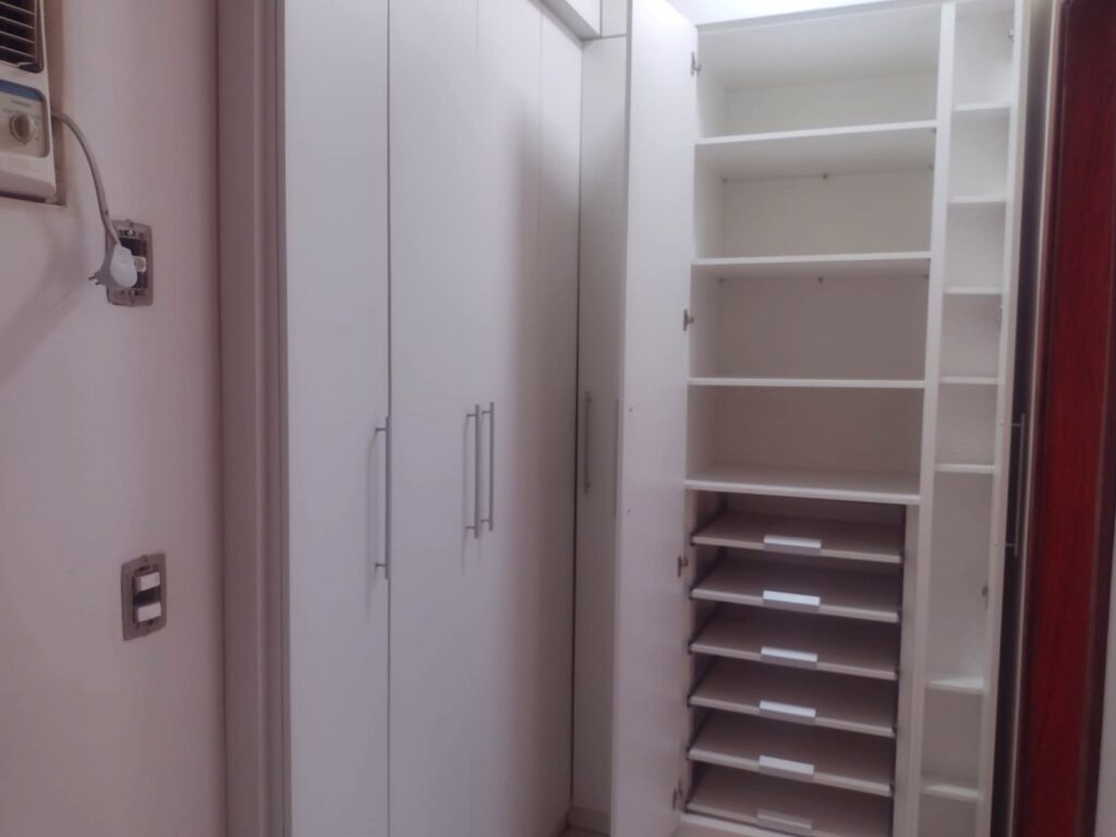 Aluga-se Apto c/ elevador de 2 dormitórios 2 garagens $ 1.500,00