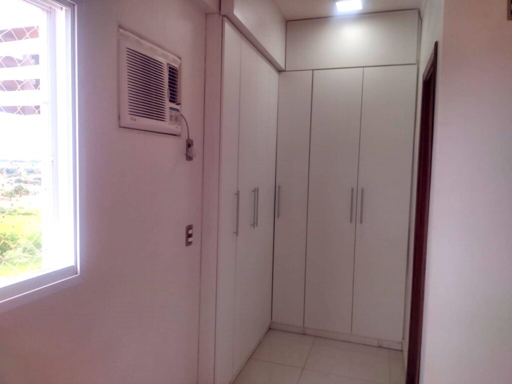Aluga-se Apto c/ elevador de 2 dormitórios 2 garagens $ 1.500,00