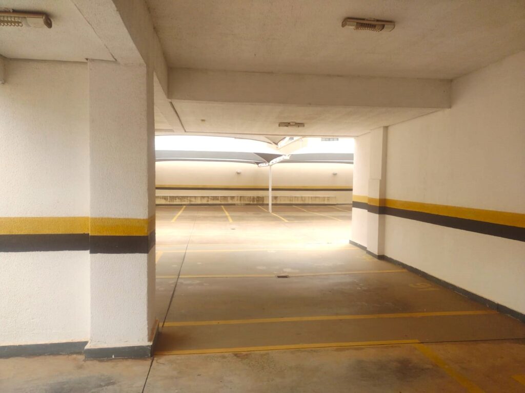 Aluga-se Apto c/ elevador de 2 dormitórios 2 garagens $ 1.500,00