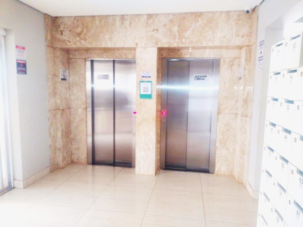 Aluga-se Apto c/ elevador de 2 dormitórios 2 garagens $ 1.500,00