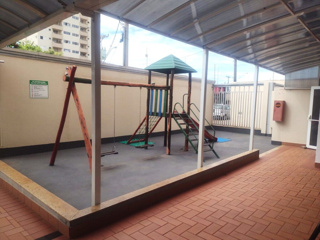 Aluga-se Apto c/ elevador de 2 dormitórios 2 garagens $ 1.500,00