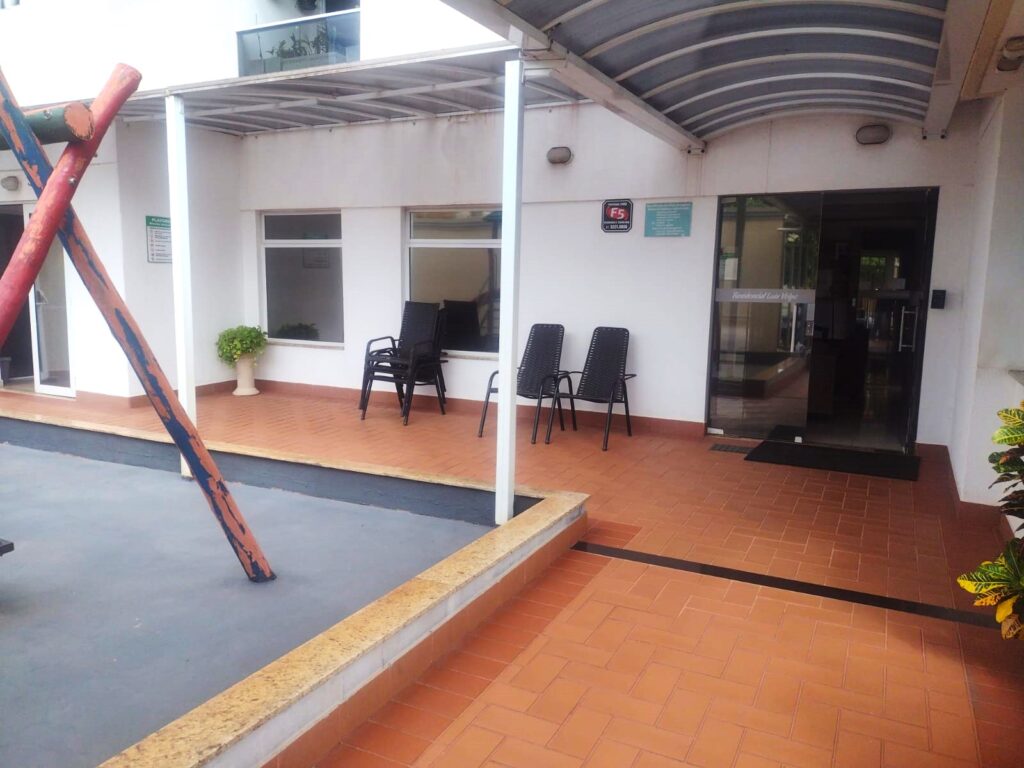 Aluga-se Apto c/ elevador de 2 dormitórios 2 garagens $ 1.500,00