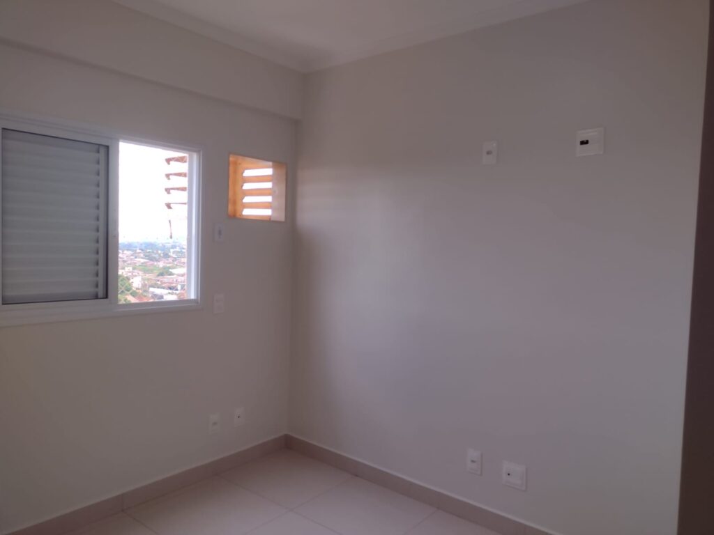 Aluga-se Apto c/ elevador de 2 dormitórios 2 garagens $ 1.500,00