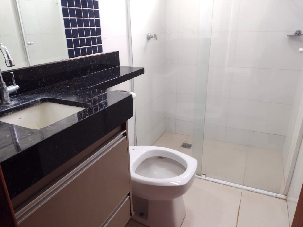 Aluga-se Apto c/ elevador de 2 dormitórios 2 garagens $ 1.500,00
