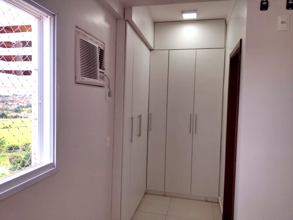 Aluga-se Apto c/ elevador de 2 dormitórios 2 garagens $ 1.500,00