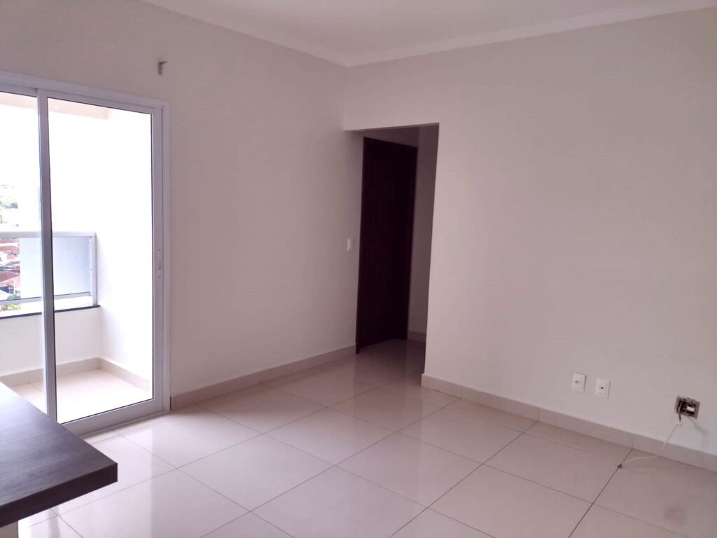 Aluga-se Apto c/ elevador de 2 dormitórios 2 garagens $ 1.500,00