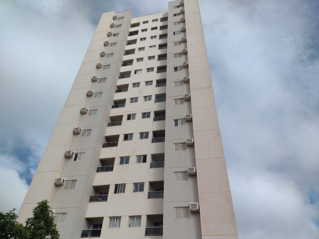 Aluga-se Apto c/ elevador de 2 dormitórios 2 garagens $ 1.500,00
