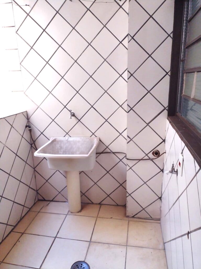 Vende-se Apto no Higienópolis c/ 2 garagens $ 235.000,00