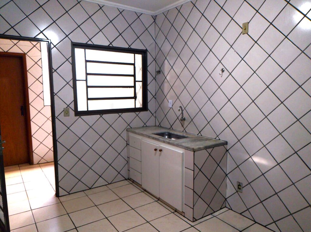 Vende-se Apto no Higienópolis c/ 2 garagens $ 235.000,00