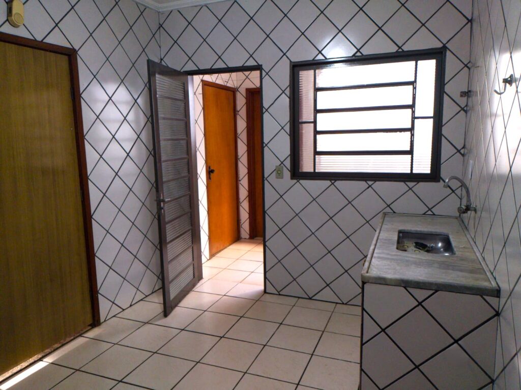 Vende-se Apto no Higienópolis c/ 2 garagens $ 235.000,00