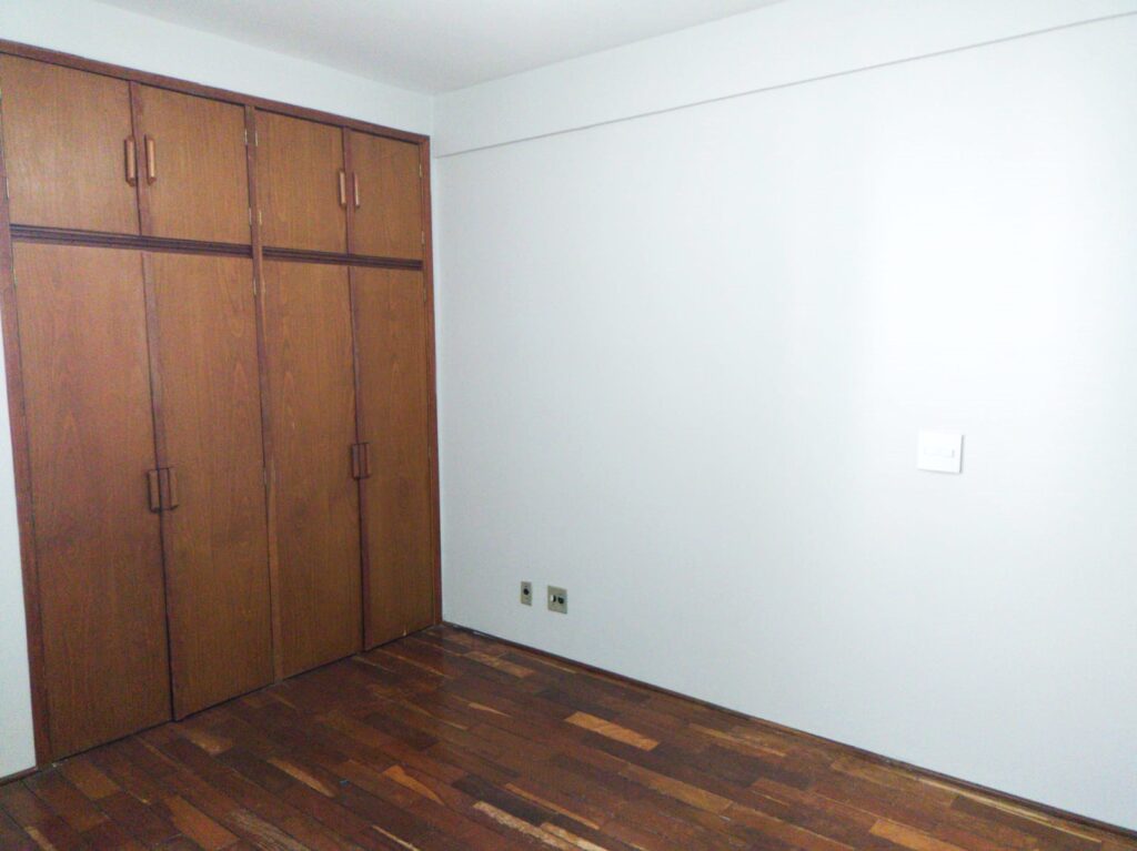 Vende-se Apto no Higienópolis c/ 2 garagens $ 235.000,00