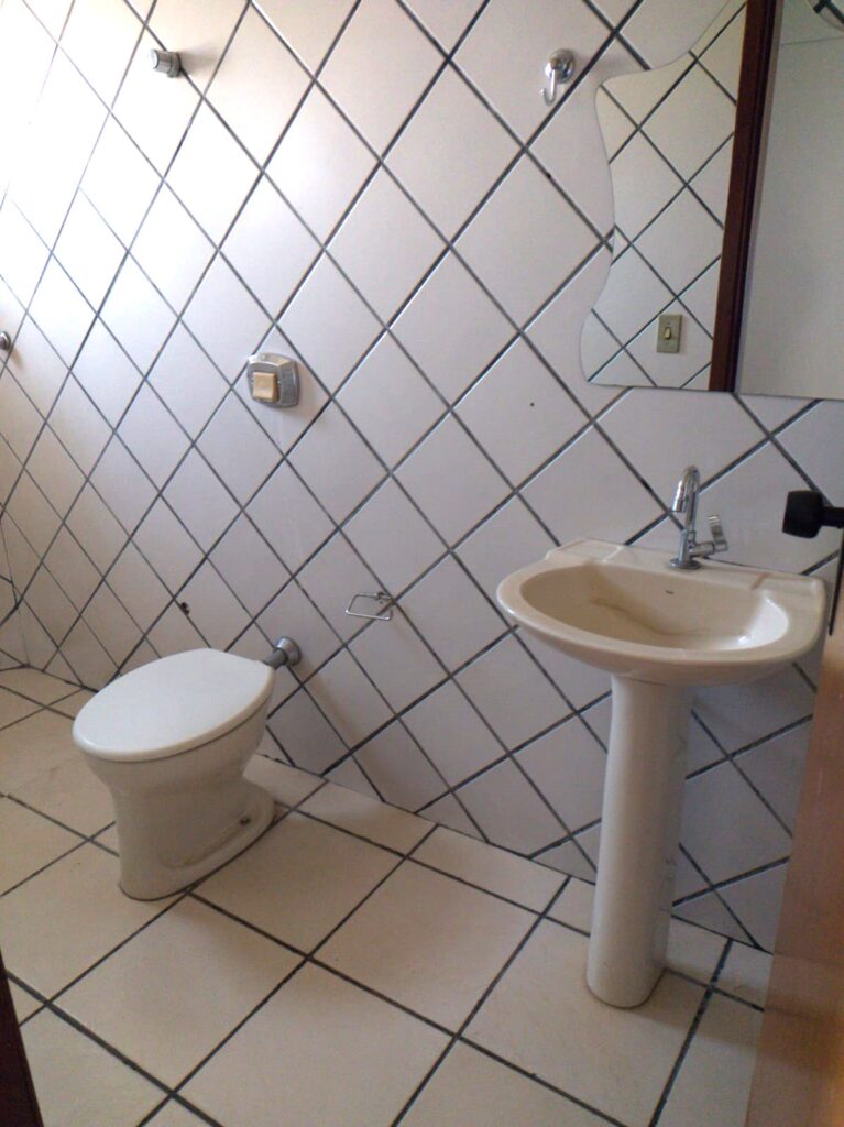 Vende-se Apto no Higienópolis c/ 2 garagens $ 235.000,00