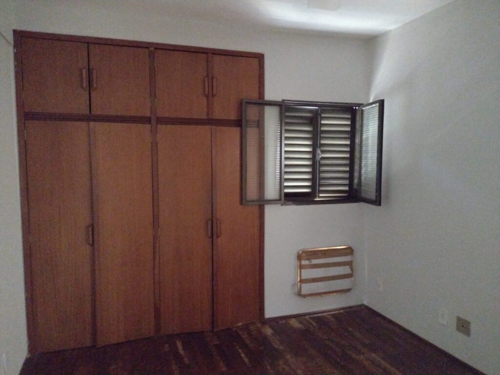 Vende-se Apto no Higienópolis c/ 2 garagens $ 235.000,00