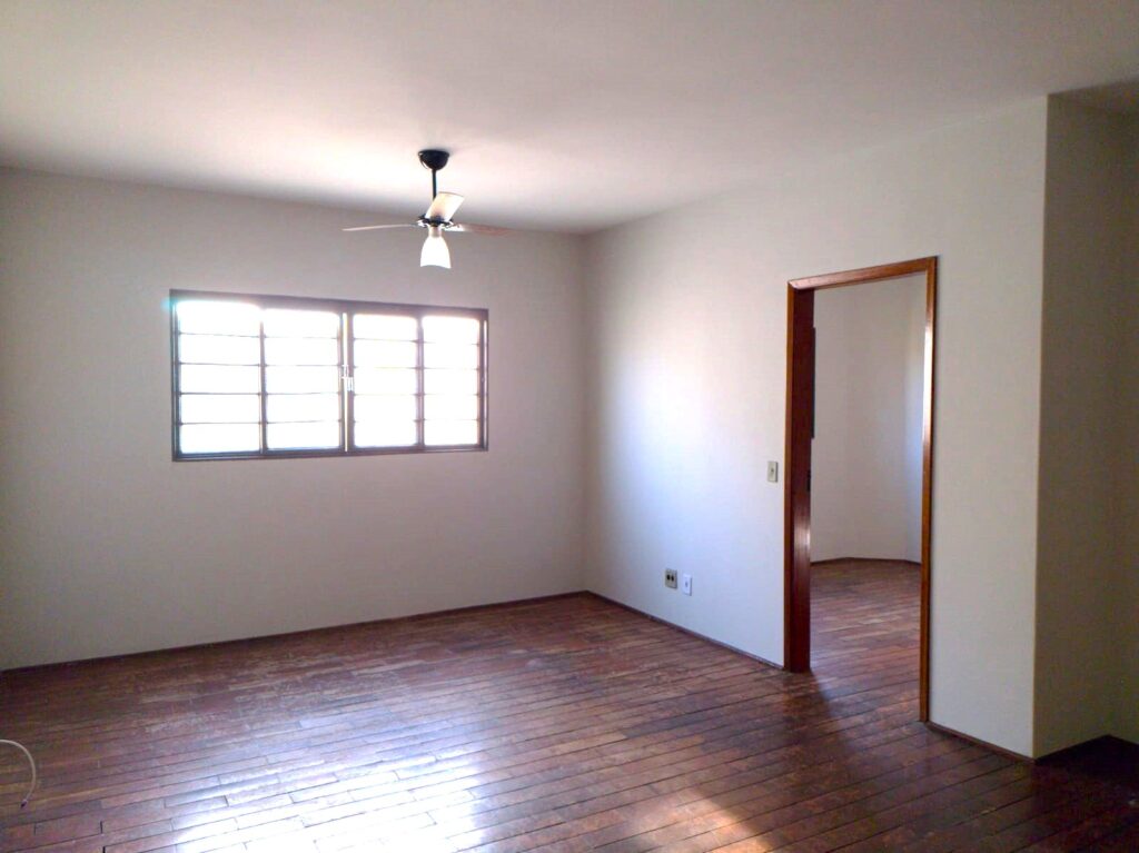 Vende-se Apto no Higienópolis c/ 2 garagens $ 235.000,00