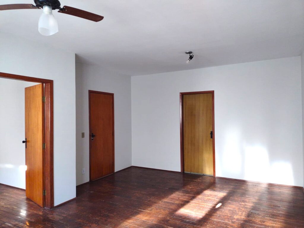 Vende-se Apto no Higienópolis c/ 2 garagens $ 235.000,00