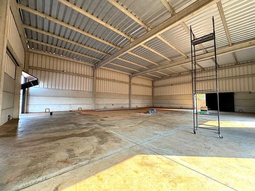 Vende-se / Aluga-se – Barracão 1.230m² útil em Distrito Industrial