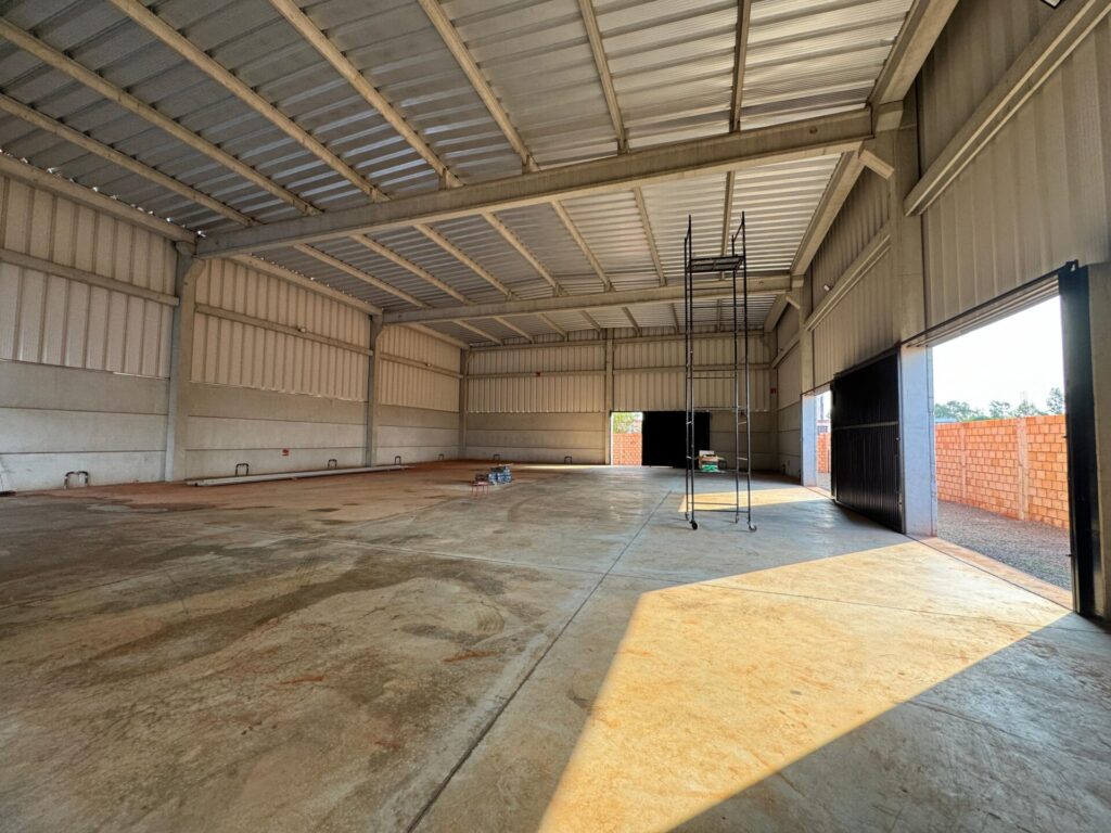 Vende-se / Aluga-se – Barracão 1.230m² útil em Distrito Industrial
