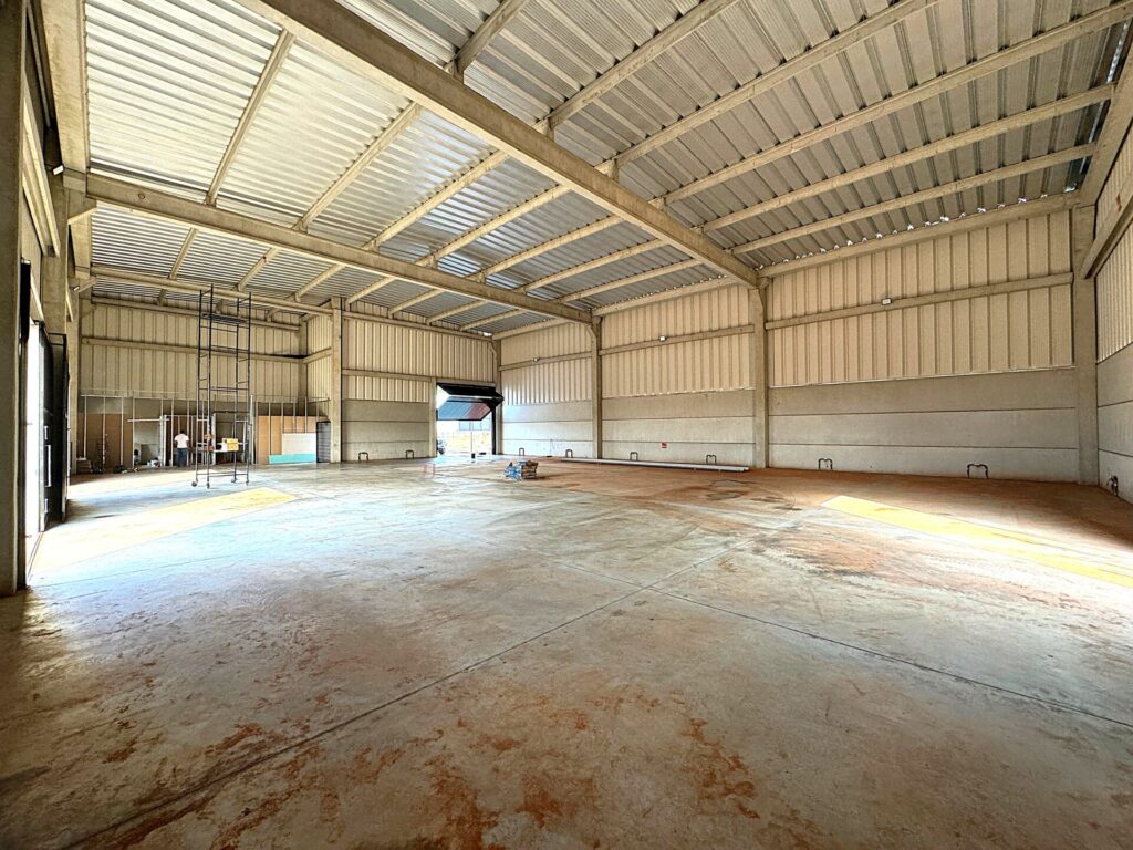 Vende-se / Aluga-se – Barracão 1.230m² útil em Distrito Industrial