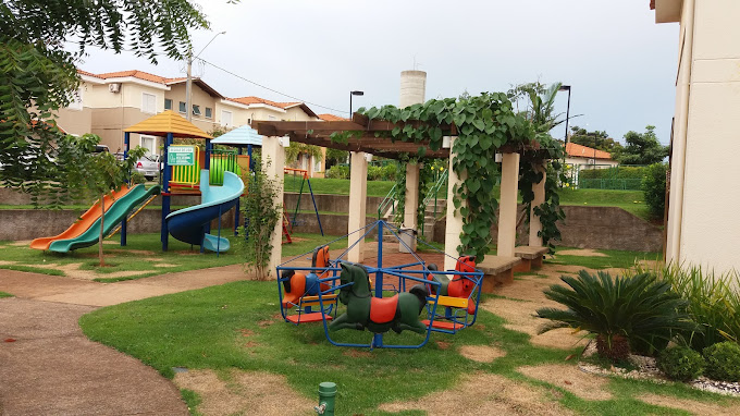 Aluga-se sobrado em condomínio fechado $ 3.200,00