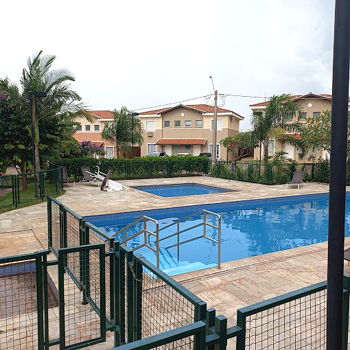 Aluga-se sobrado em condomínio fechado $ 3.200,00