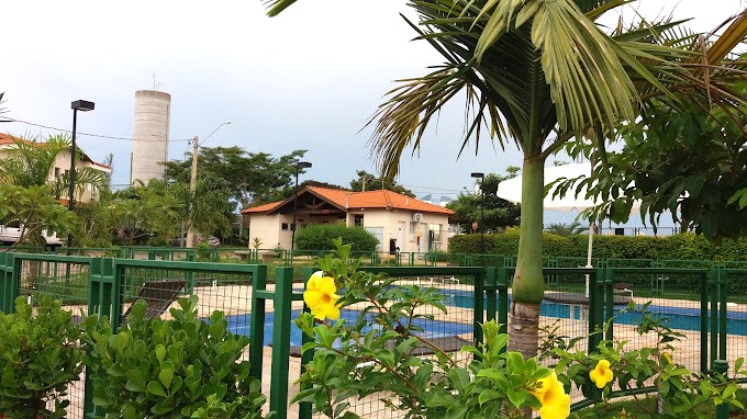 Aluga-se sobrado em condomínio fechado $ 3.200,00