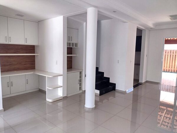 Aluga-se sobrado em condomínio fechado $ 3.200,00