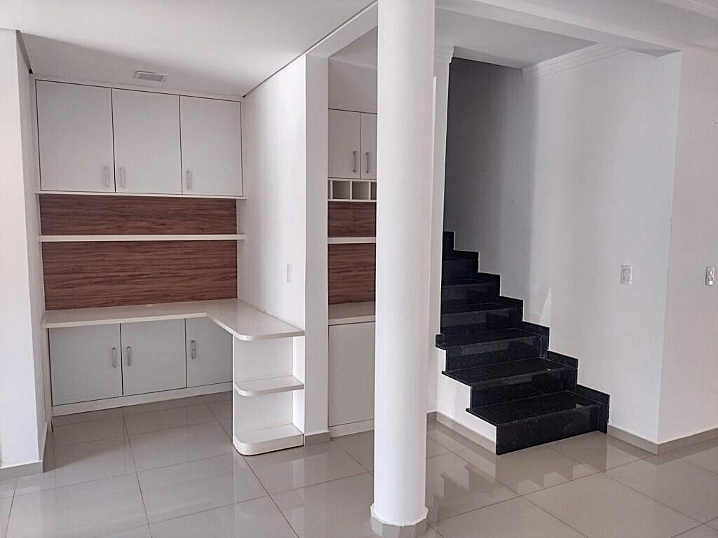 Aluga-se sobrado em condomínio fechado $ 3.200,00