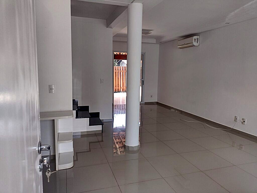 Aluga-se sobrado em condomínio fechado $ 3.200,00